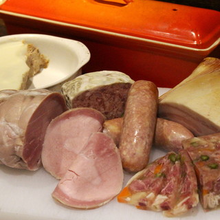 Authentic brasserie where pork is the main ingredient★Excellent homemade sausage and pâté