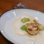 オクサリス - 【前菜（アントレ）之二】、"煎蝦夷扇貝（ほたてがひソテ）"に蠶豆（そらまめ）、淺蜊（あさり）に春甘藍（はるはぼたん）