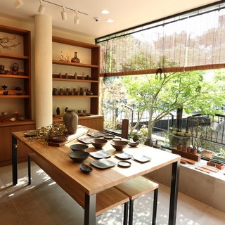 We will hold seminars by Japanese tea instructors and potters.