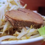ラーメン二郎 - 豚の厚み