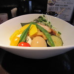 麺屋 波 - ウェーブのかかった器に盛られた鎌倉と味玉。