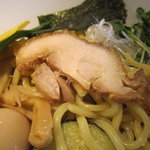 麺屋 波 - 鶏のチャーシュー・メンマ・かいわれ大根に白髪ねぎ。