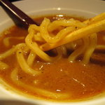 麺屋 波 - しっかり〆られた歯応のいい麺をカレースープにくぐらせて。