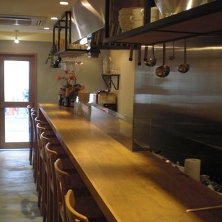 The counter seats in the open kitchen are perfect for dining with your loved ones.