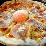 石窯キッチン 薪火 - 生ハムと半熟卵のピッツァ