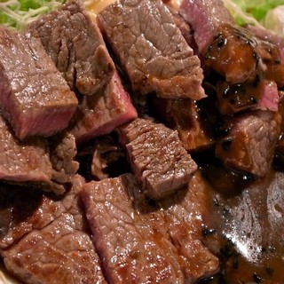 Weekdays only < Steak lunch/800 yen~>. As many pieces of meat as you like.