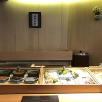 伊勢鮨 - 温故知新を背に握る鮨