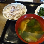 菜果茶酒 むすび - 日替わりランチのご飯と汁物一例です。