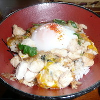 ダイナミックキッチン＆バー 響  新宿サザンタワー店 - メインの親子丼です。味噌汁が付いています。