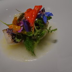 アコルドゥ - 魚のコンフィタード アヴォカドと若いハーブ　チーズのフォン