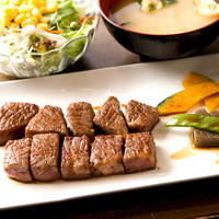 【特選ランチ】特選サーロインステーキを味わう！鉄板焼を気軽に楽しむ全8品！