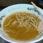 ラーメン二郎 - カレー色のスープ