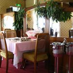 明るい光が入る、まるでホテルのラウンジのような店内です♪