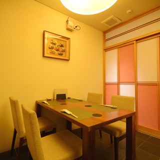 ★テーブル席－。ビジネスシーンからプライベートまで幅広いシーンに対応しております