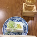 酒蔵　金寳 - 冷奴¥200と、金寶 純米酒¥350。(いずれも税別)