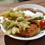 こびそ - 山菜の天ぷらで「三河湖周辺の木々」を表現