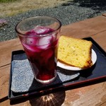こびそ - カレーにはドリンクとシフォンケーキまで付いてきました