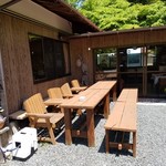 こびそ - お店の前のテラス席の様子