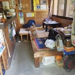 こびそ - お店に入るとワンちゃんがお出迎え