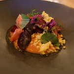 濃厚なトマトソースとホタルイカや甘いブドウが盛り合わされています