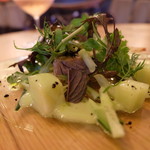 メロンとキュウリのソースの中には鮎のパテ