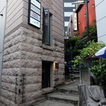 エスタシオン - 小道沿いにあります