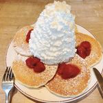 エッグスンシングス ららぽーとTOKYO-BAY店 - ストロベリー、ホイップクリームとマカダミアナッツのパンケーキ