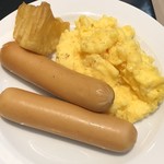 MIRACLE LOUNGE - スクランブルエッグ、ウインナー、ポテトフライ
