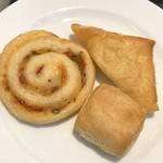 MIRACLE LOUNGE - パンは3種類