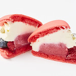 Q-pot CAFE. - マカロンの中には、甘酸っぱいフランボワーズとカシスのムースとフレッシュなベリーがぎっしり。フロマージュブラン入りのクリームをたっぷり絞りました。