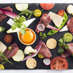 麻布Lasen - 霜降り馬肉の赤ワイン漬け　パレットのコントラスト