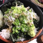 すしごはん 馬ん場 - 釜あげシラスは山になるように盛ってありますよ。