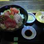 ランチの海鮮膳（丼）は850円とは思えない一流の味です