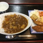 まるよし - 人気メヌーかな？みんなカレー食べてた
            カレー400円 天盛り210円