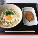 Kissata Minaru - 月見うどん300円 コロッケ100円
                        無駄にコインパーキング200円払って食べにきた
                        こんな昼食でありまーす 笑