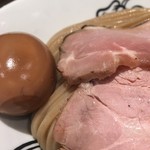 松戸富田麺業 - 味の染み込んだ味玉、レアチャーシュー