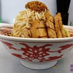 日本一馬鹿豚 - 今回の食券購入は⁉️
            クーポン￥7️⃣0️⃣0️⃣でオーダーは⁉️
            榊 リーダー作、馬鹿豚麺‼️
            脂➡️少な目・麺➡️中盛・野菜➡️増し・チャーシュー➡️5️⃣枚・ニンニク➡️増し・味➡️薄目‼️