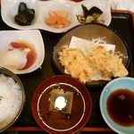 Toriyoshi - 日替ランチ　600円　メインは切り身魚のかき揚げ