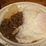 家庭料理のお店 おおきに - キーマ丼。目玉焼きとらっきょうがアクセント。