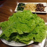 焼肉 ジャンボ - サンチュ、ナムル盛り合わせ