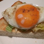 杜のホテル仙台 - 目玉焼き載せトーストにしてみた