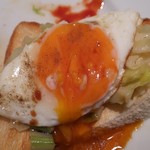 杜のホテル仙台 - 目玉焼きに醤油をかけてグニュグニュ