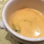 キュニエット - サラリとしたトマトのスープに、緑色の壬生菜のピューレを混ぜ込むとグッとコクと深みがUP