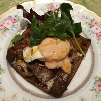 キュニエット - お皿も可憐で盛り付け華やか！鴨のコンフィときのこ、玉子のガレットランチ1,000円