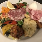 トラットリア ピッツェリア polipo - 前菜の盛り合わせ　思った以上にボリュームがあります