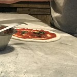 トラットリア ピッツェリア polipo - 見事な手さばきで焼かれていきます