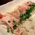 じとっこ組合 - 「むねみたたきネギまみれ」：たっぷりのねぎと日向夏のポン酢が地鶏の力強い旨さを引き立てます！