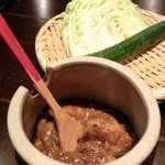 じとっこ組合 - 「壺味噌」：突き出し（キャベツ、きゅうり）につけて食べる、テーブルに備えつけのオリジナル味噌。