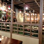 じとっこ組合 - 「店内」：開放的で明るい店内。店員さんの食器の片付けも機敏です♪