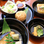 日本料理 桜楽 - ＜7月昼＞お重を展開すると．．．平目の照り焼き、じゃがいも餅、香のもの、海老クリームコロッケ